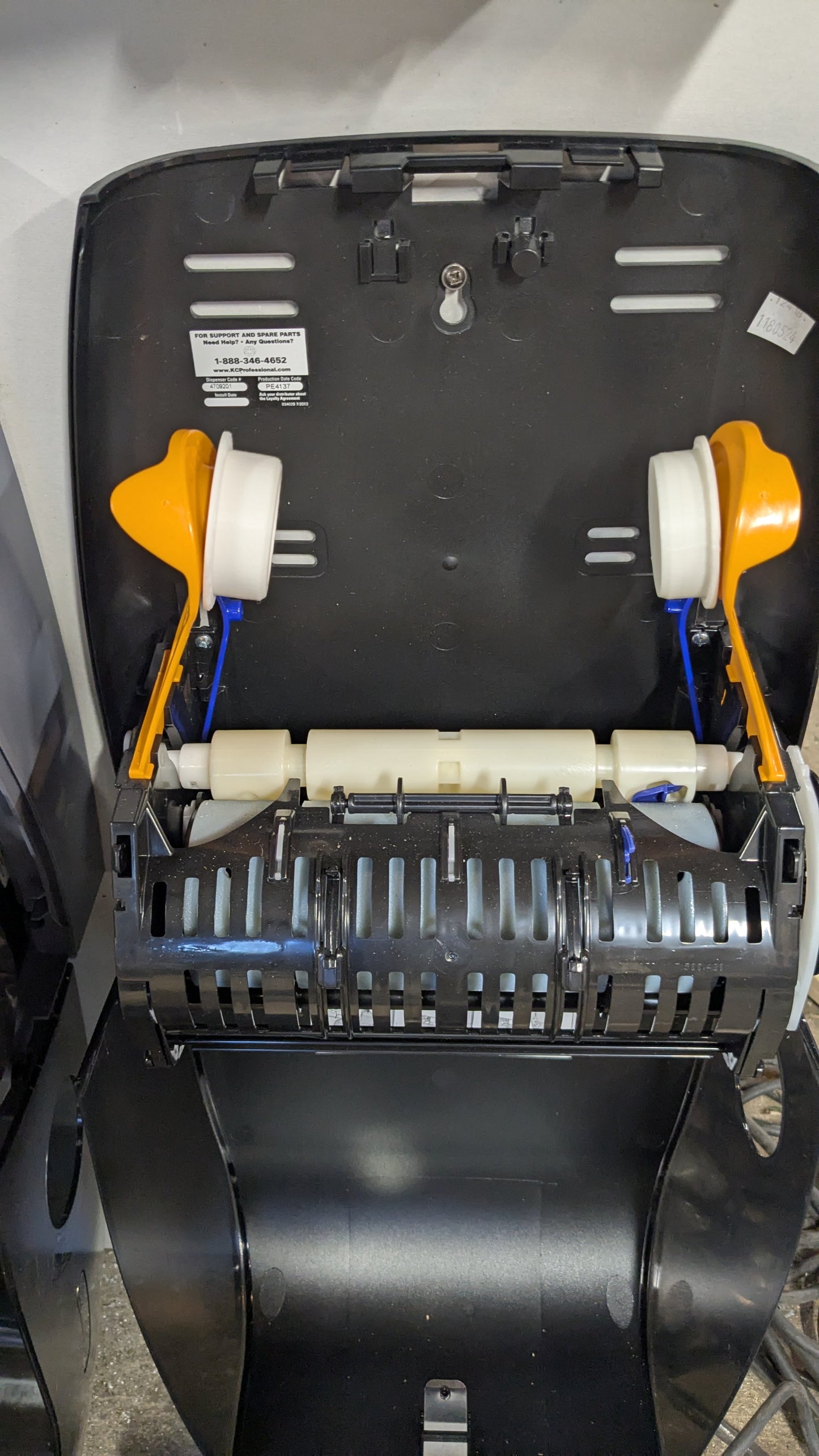 Scott 47092 Conversion kit to fit the 2" universal roll.